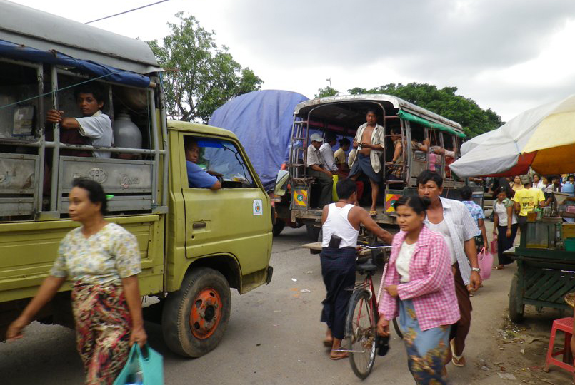 ミャンマーの通勤風景